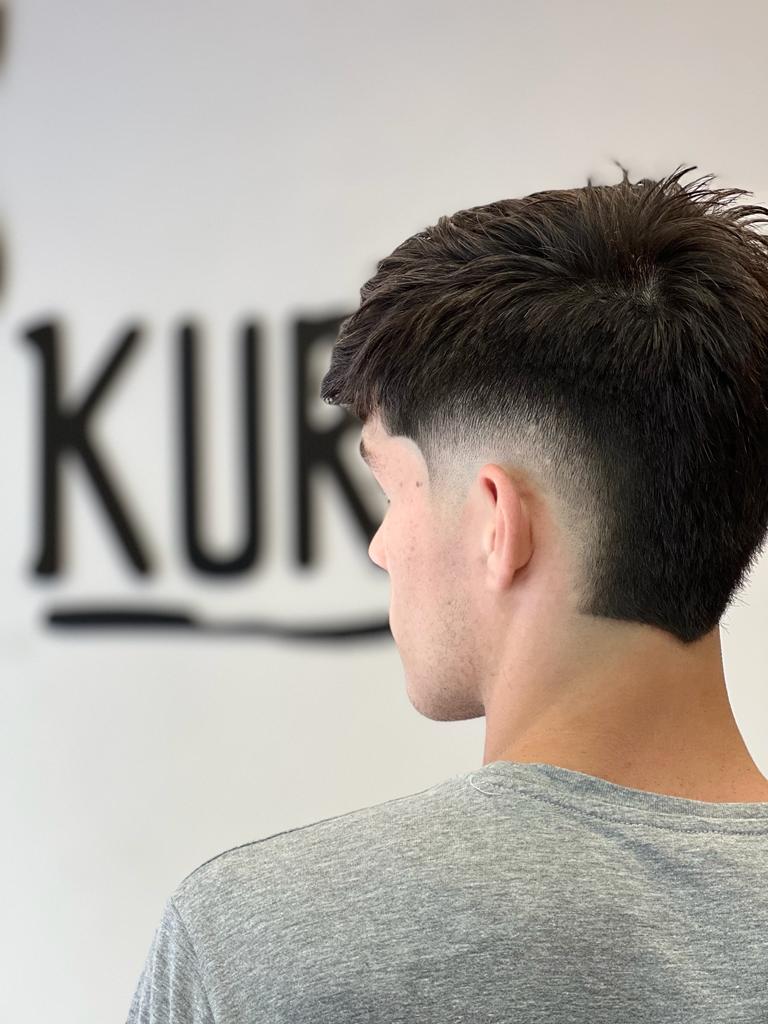 peluqueria cliente degradado fondo en kur2 barbershop