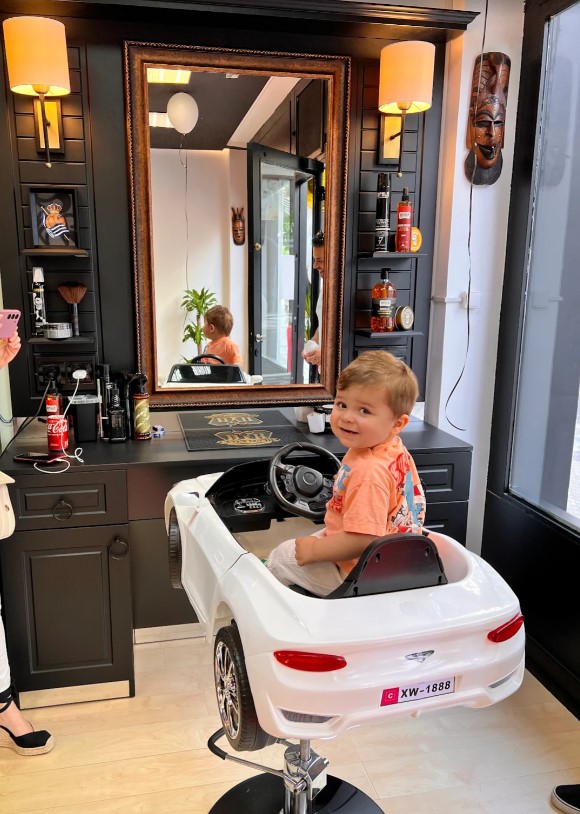 niño en kur2 barbershop corte de pelo para niños