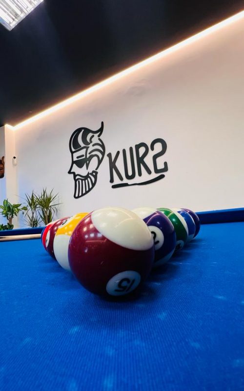 barbershop con billar y dardos original Kur2 barbershop lo mjeor para nuestros clientes